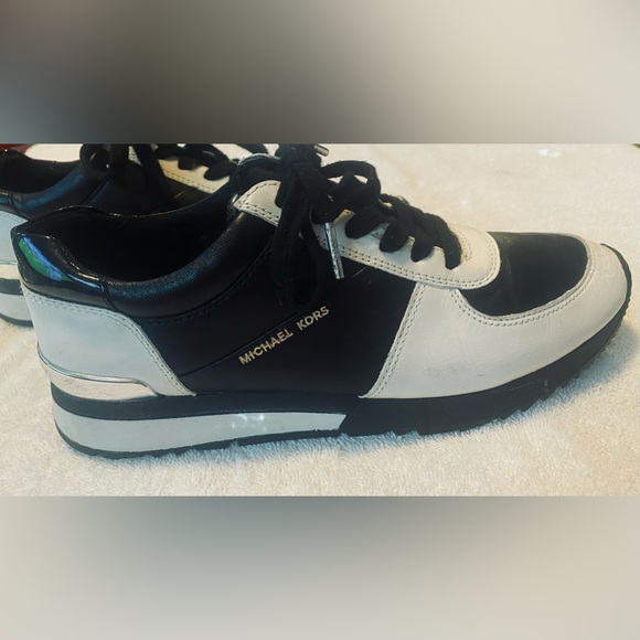 Almost Brand New Women’s Fine Leather Sneakers By MICHAEL KORS - box 4 - Picture 2 of 8